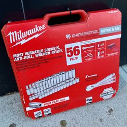 Milwaukee 3/8 in. SAE/metric ratchet and socket tool set (56-Piece)