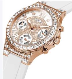 New Guess Women's Moonlight Waterproof Watch (GW0257L2). Comes new in Box.