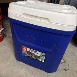 Igloo 90-Quart Wheeled Cooler (MaxCold Series) 