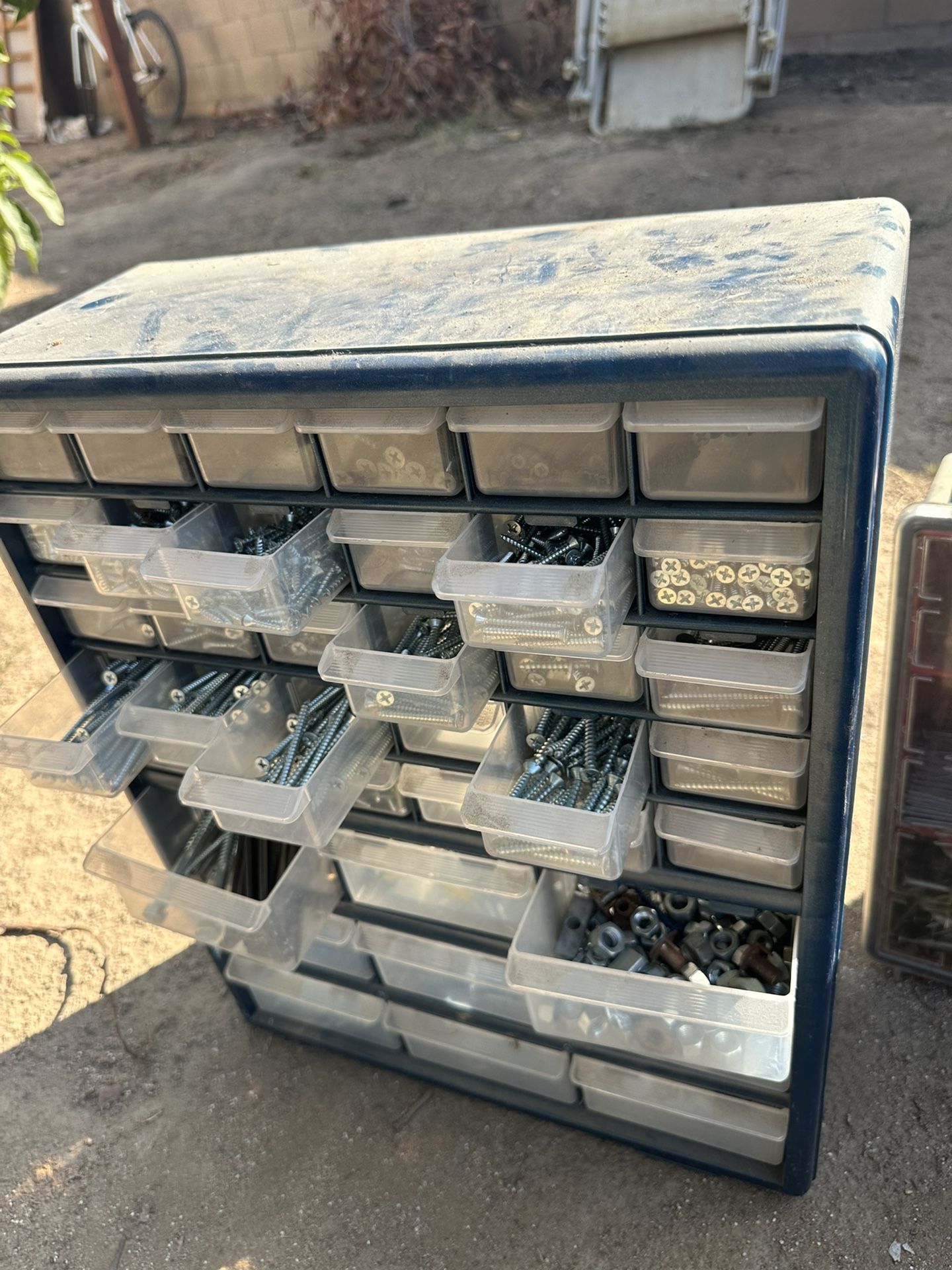 Caja De Clavos Y Tornillos