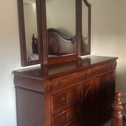 Bedroom Set - Queen Size 