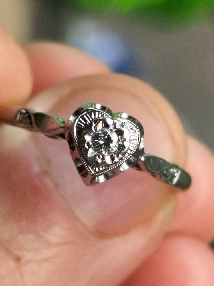 18k Antique 1930s Natural Diamond Art Deco Heart Ring