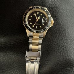 Two-tone quartz dive watch with a black dial and a date window