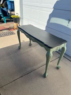 Nice claw foot looking accent table