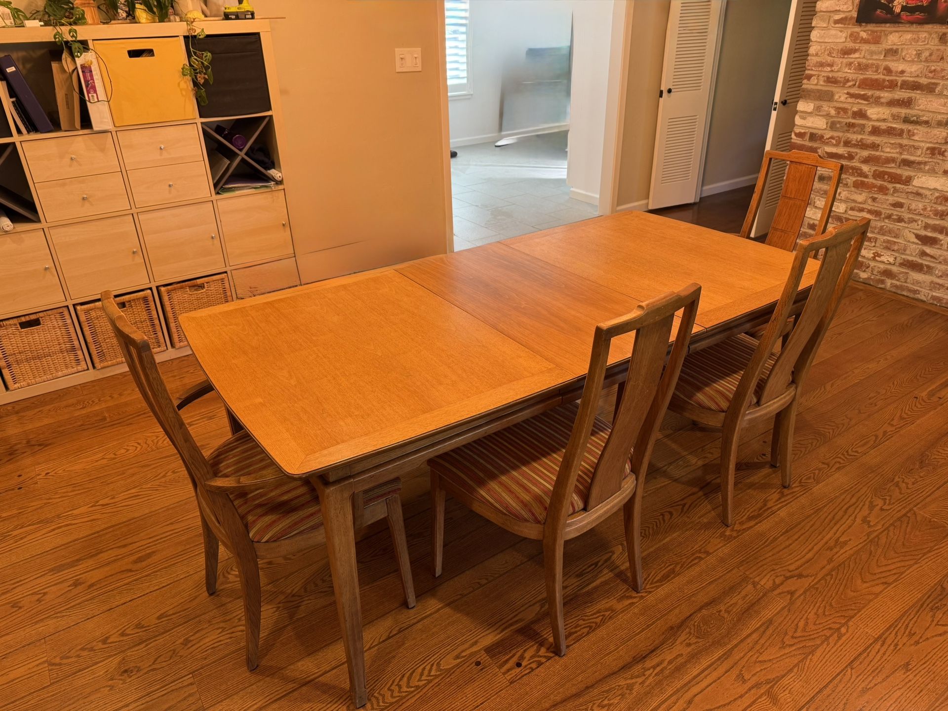 [FREE] Dining Table And Chairs 
