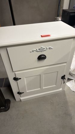 (2) NIGHT STANDS, ACCENT TABLES,TV STANDS