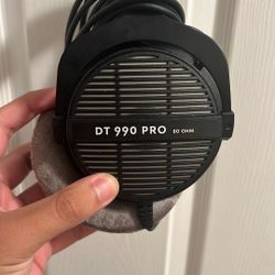 beyerdynamic DT 990 PRO 