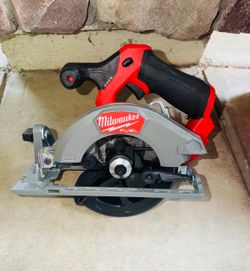 Milwaukee M12 FUEL 12V Lithium-Ion Brushless 5-3/8 in. Cordless Circular Saw (Tool-Only)