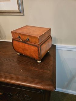 Small solid wood decorative chest 9"x7"x7" (will ship)
