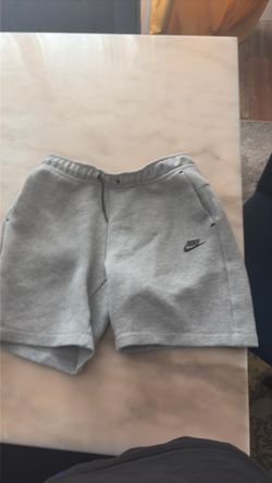 Grey Nike tech shorts size Kids XL