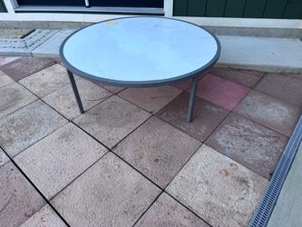 Mesa usada es bajita está en buenas condiciones