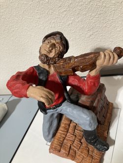 VINTAGE 1973 DAVID KAPLAN JUDAICA CHALKWARE FIDDLER ON THE ROOF STATUE, 706/2500