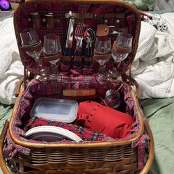 Picnic Basket- Service for 4