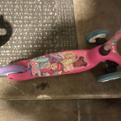 Barbieβs scooter excellent condition