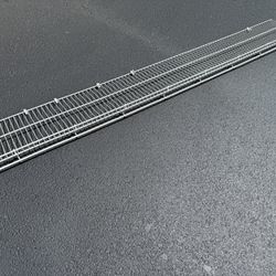 Wire closet shelf with built in hanging rod