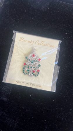 Medium Christmas tree pin