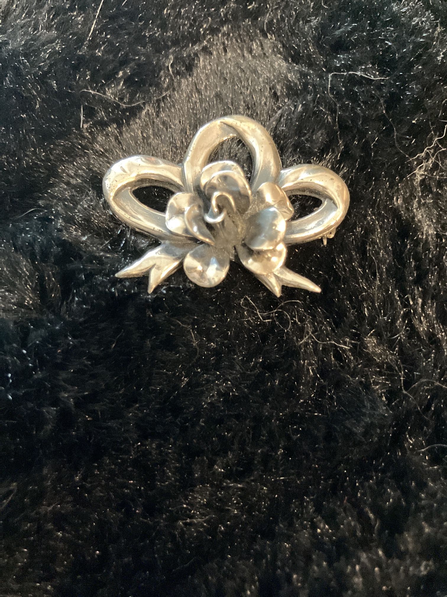 1910 Sterling silver bow pin/brooch...
