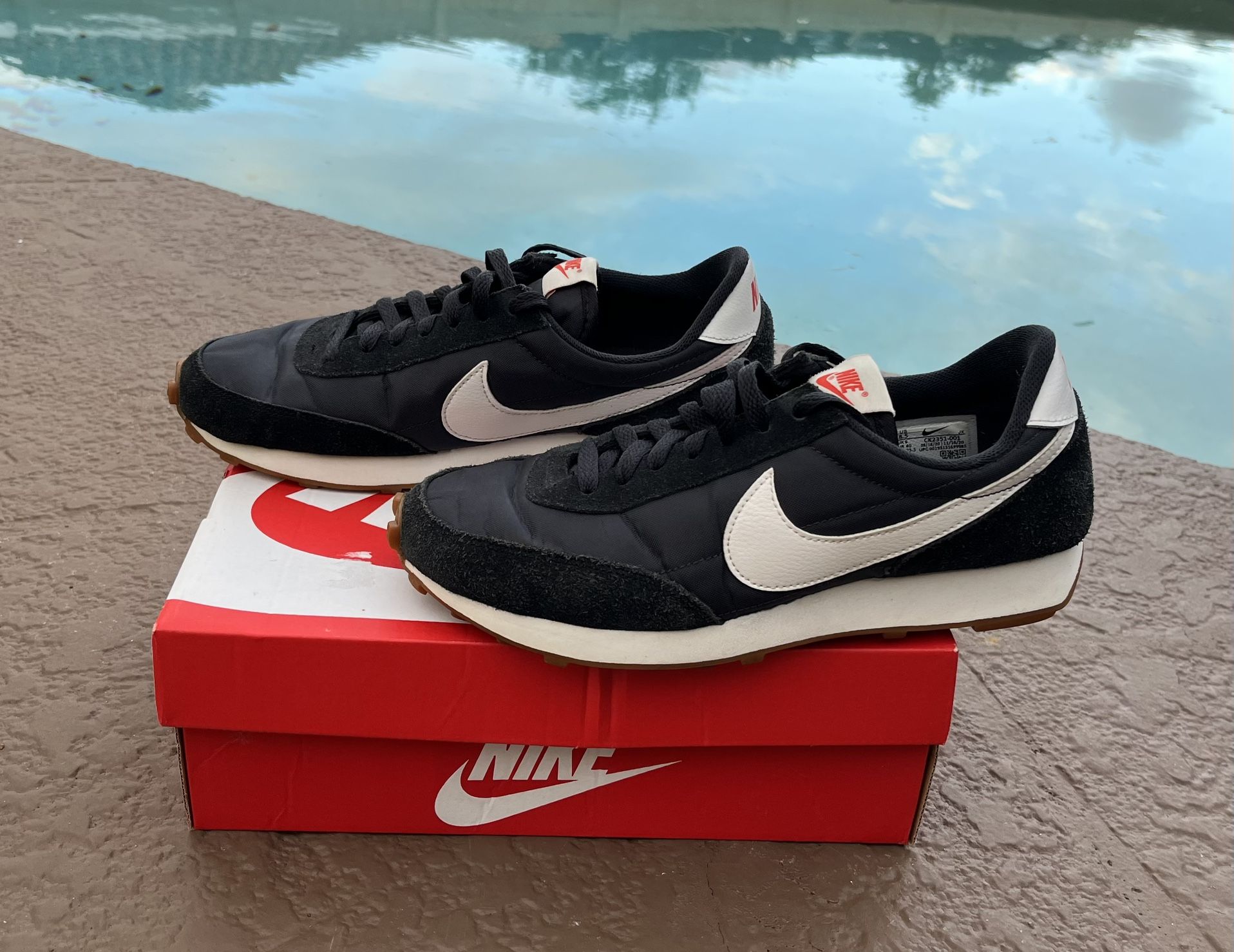 EUC women’s Nike Daybreak shoes, size 8.5, black/white