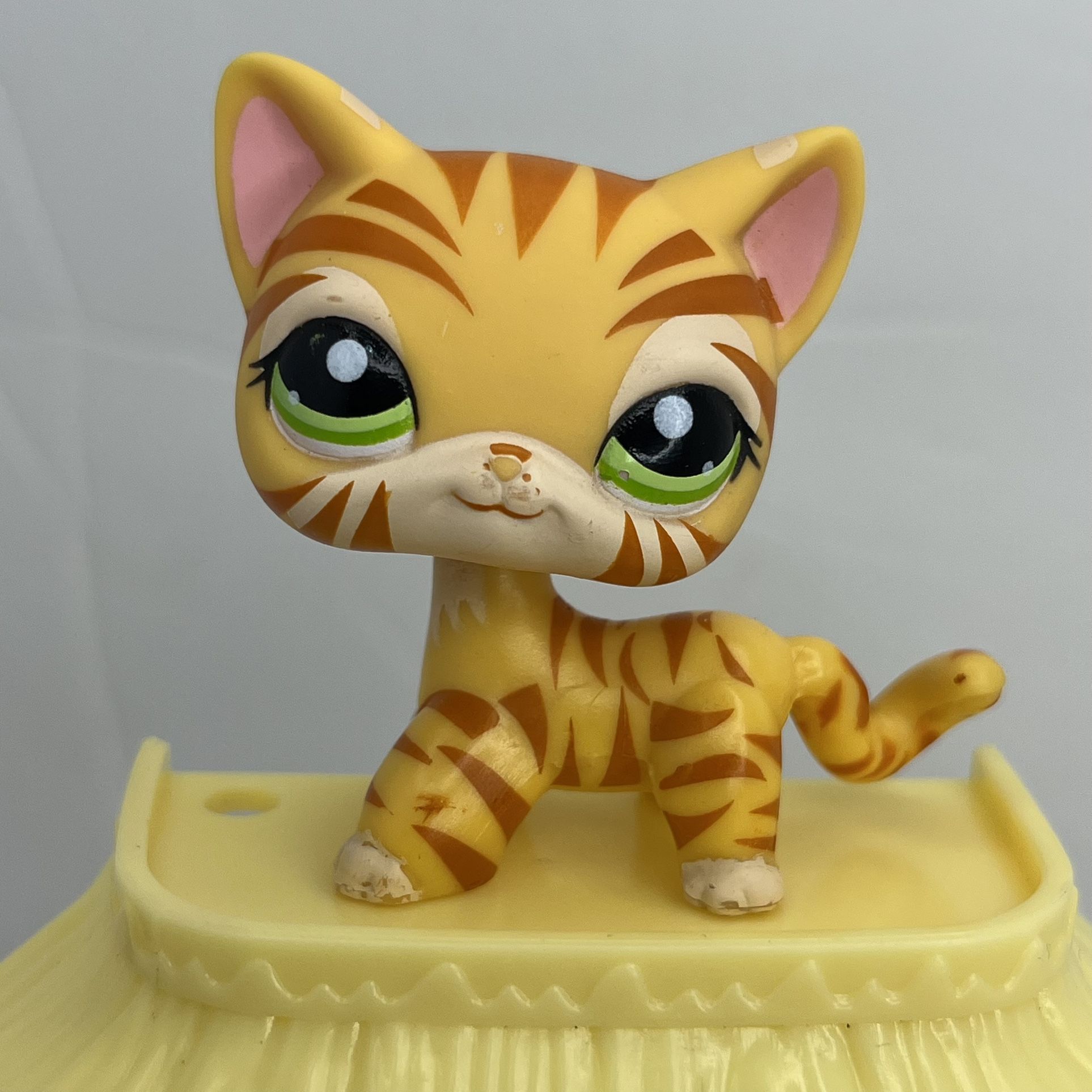 Authentic Littlest Pet Shop #1451 Yellow striped shorthair tiger cat