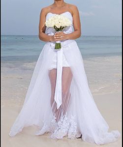Wedding dress with detachable train