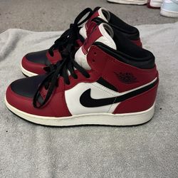 Size 6Y Boys Jordan 1 Mid Chicago Black Toe 