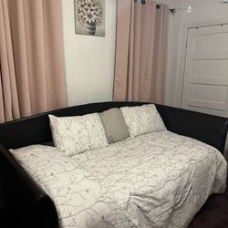 Trundle Day Bed (2 Twin Beds/Mattresses Included) 