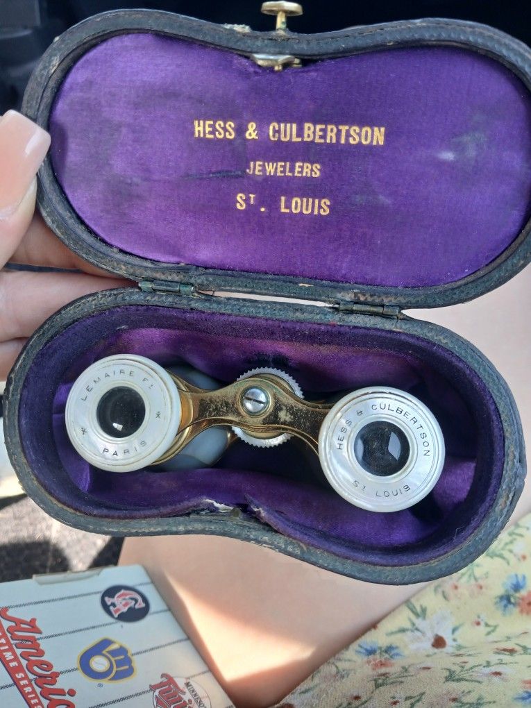 A PAIR OF ANTIQUE MOTHER OF PEARL CASED OPERA GLASSES. 10 cm x 8 cm extended