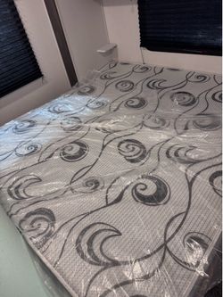 Rv king mattress. Still new in plastic 72 x 80