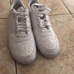 White Nikes Hardly Ever Worn Size 8