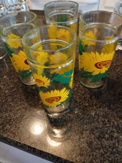 4 Daisey Glass Cups All In Good Condition 