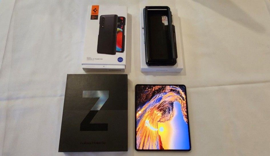 Samsung Z Fold 3 5g 512mb In Excellent Condition With 2 Cases UNLOCKED UNIT
