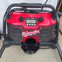 MILWAUKEE SITE JOB RADIO WITH AUX CONECTIONS AND CHARGING  (NO BLUETOOTH) GRE