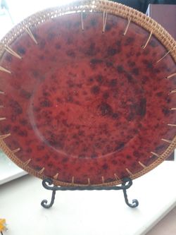 Plate with wicker edging and display holder