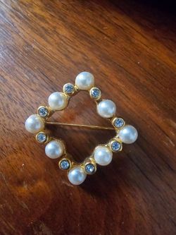 Fashion pin/ eye glasses holder