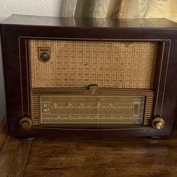 Antique radio, good condition works perfect