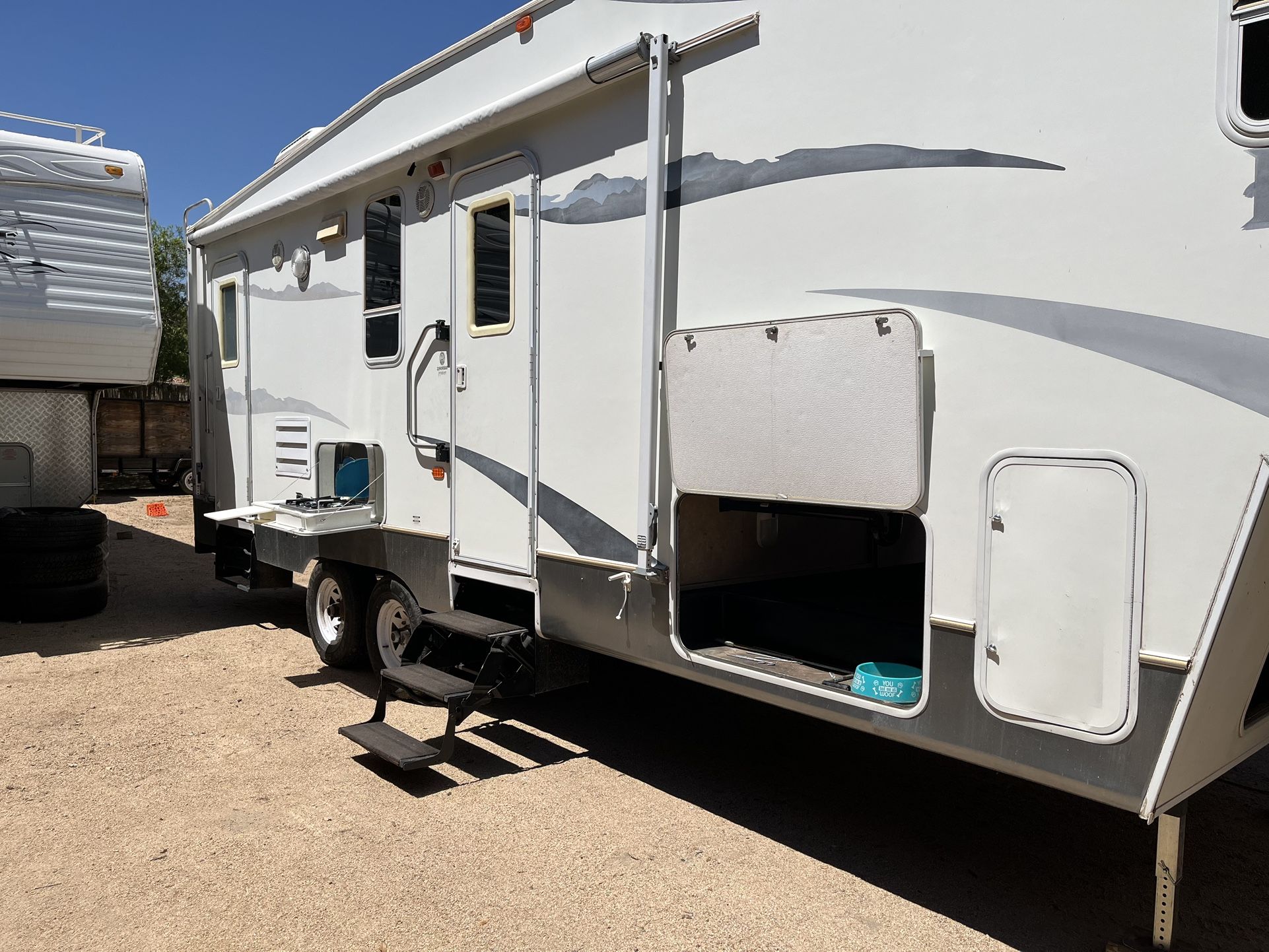 2004 5th Wheel Trailer/ Camper