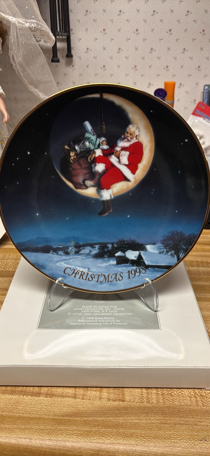 Avon collectible 1998 Christmas plate 8.25” porcelain Greetings from Santa 22k New In Box
