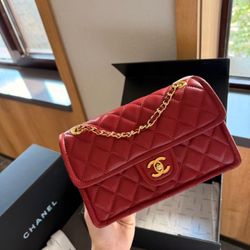 Elegant Red Shoulder Bag with Gold Chain