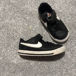 Nike black toddler shoes 8C