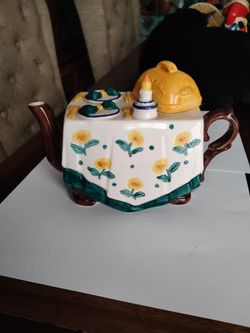 Vintage dinning table teapot
