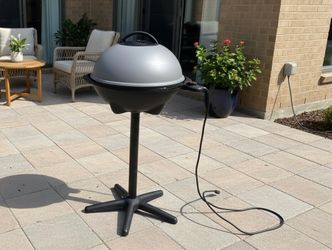 17.5” George Foreman Indoor/Outdoor Electric Grill with Removable Stand! Great condition!