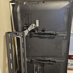 Working Sony LCD TV And Wall Mount With Hardware