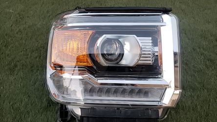 2018 GMC Sierra headlight right side