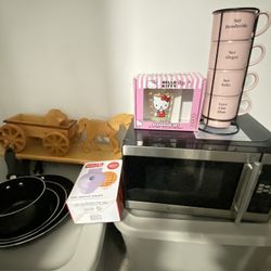 🍳 Set of Non-Stick Frying Pans – Easy to clean and great for everyday cooking. 🧇 Dash Mini Waffle Maker – Make perfect mini waffles in minutes! Comp