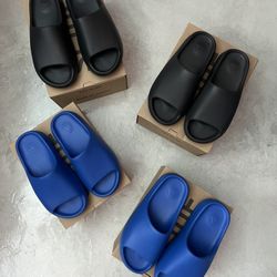 Yeezy Slide Onyx & Azure