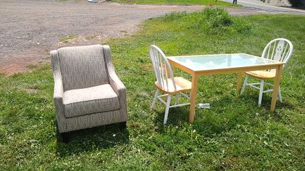 FREE ACCENT CHAIR AND 2 CHAIR TABLE