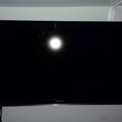 32 Inch Flat TV with Wall Mount (Not Smart TV)