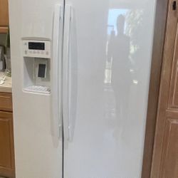 GE White Refrigerator 
