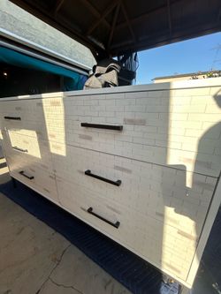 DRESSER