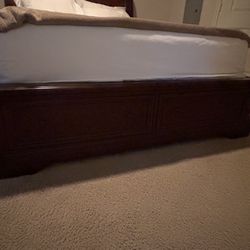 Queen Wood Bed Frame ( Mattress Not Included) No Check Payments Only Zelle Or Cash Please 